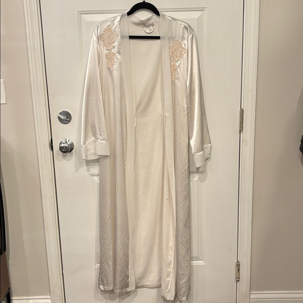 Vintage Linea Donatella White Robe with Beading and Lace Accents